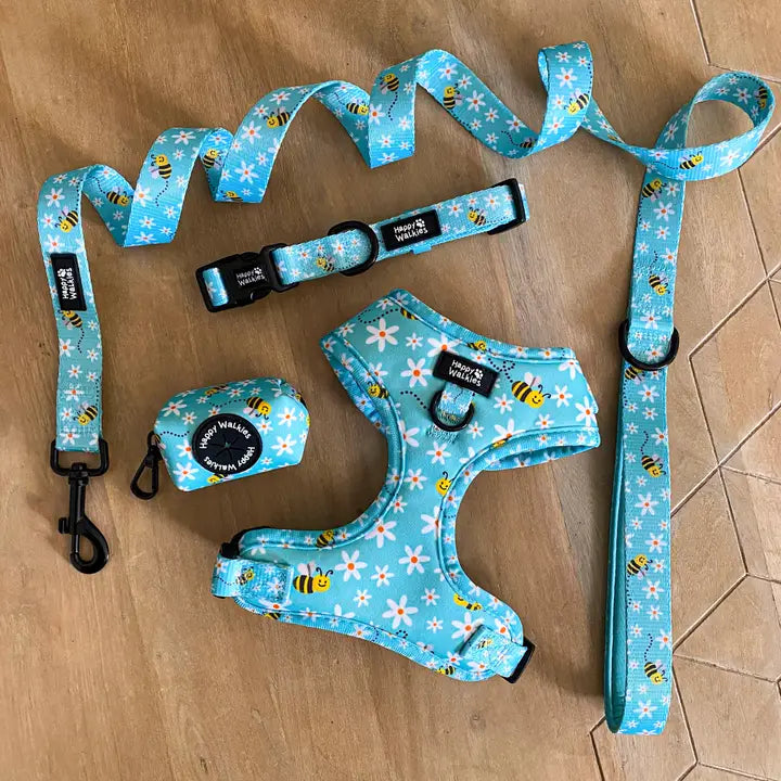 Set Bee Happy: arnés, collar, correa y portabolsas con diseño de abejas y flores.